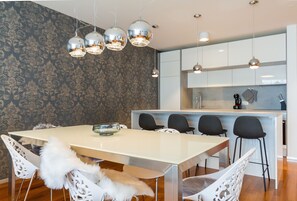Deluxe Apartment, 2 Bedrooms, Terrace | In-room dining