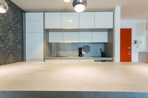 Appartement Deluxe, 2 chambres, terrasse | Cuisine privée | Réfrigérateur, four, plaque de cuisson, lave-vaisselle