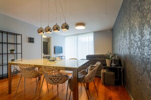 Appartement Deluxe, 2 chambres, terrasse | Restauration dans la chambre