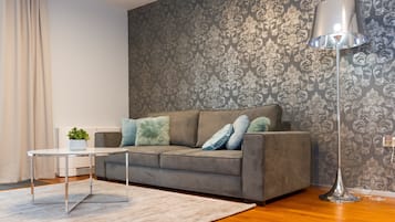 Apartamento Deluxe, 1 habitación, terraza | Zona de estar | Una televisión LCD, Netflix, servicios de streaming