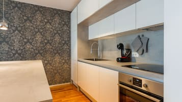 Apartamento Deluxe, 2 habitaciones, terraza | Cocina privada | Frigorífico, horno, placa de cocina y lavavajillas