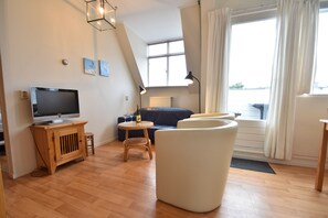 Living room - Family Apartment on Large Estate in Bergen aan Zee near Dunes & Beach (Bergen aan Zee)