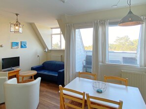 Living room - Family Apartment on Large Estate in Bergen aan Zee near Dunes & Beach (Bergen aan Zee)