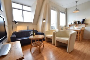 Apartment | Living room - Family Apartment on Large Estate in Bergen aan Zee near Dunes & Beach (Bergen aan Zee)