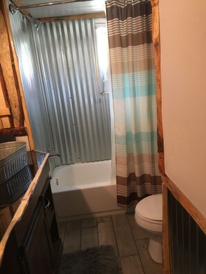Combined shower/tub, hair dryer, towels, soap - Beautiful Black Hills property with access to the Mickelson Trail  (Custer)