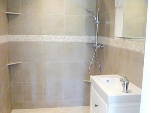 Rumah | Kamar mandi | Shower dan handuk