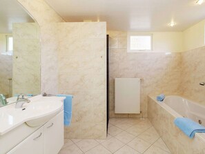 Bathroom - Neatly Furnished Bungalow With Fireplace in a Holiday Park With a Green Location (Holten)