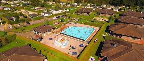 Chalet | Piscina | Una piscina al aire libre