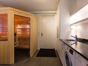 2 Schlafzimmer, Babybetten, individuell eingerichtet, Bettwäsche