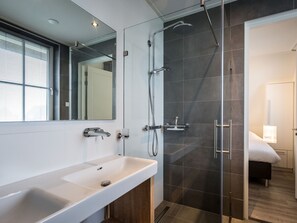 Villa | Badezimmer | Dusche, Handtücher