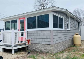 Exterior - Insta-worthy Couples Retreat: Perfect for romantic getaway! (Old Lyme)