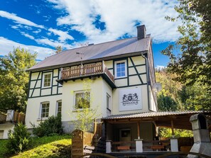 Egy hagyományos, fa gerendás szerkezetű épület, amelyen egy „Königsalm” feliratú tábla található.