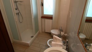 Cottage | Bathroom | Shower, towels