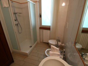 Cottage | Bathroom | Shower, towels