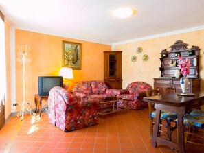 Living area - Farmhouse in Montecatini With Sauna & Pool (Pieve a Nievole)