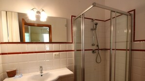 Cottage | Bathroom | Shower, towels - Pretty Cottage in Colonnella With Swimming Pool (Colonnella)
