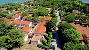 Un quartier résidentiel avec des maisons, une route et une étendue d’eau en arrière-plan.