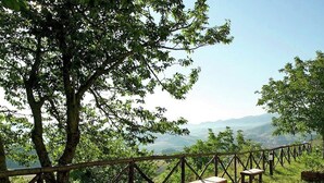 A grassy area with a wooden fence and two benches overlooking a valley. - Farmhouse With a Magnificent Panorama, Swimming Pool, Near Cagli (Cagli)