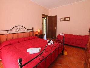 House | 1 bedroom, individually furnished, bed sheets - Apartment in Marche With Pool Access (Apecchio)