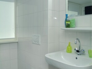 Bungalow | Bathroom - Detached Bungalow With Dishwasher, Next to a Nature Reserve (Borger)