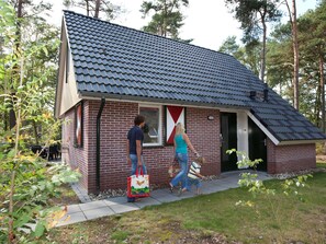 Exterior - Detached Bungalow With Dishwasher, Next to a Nature Reserve (Borger)