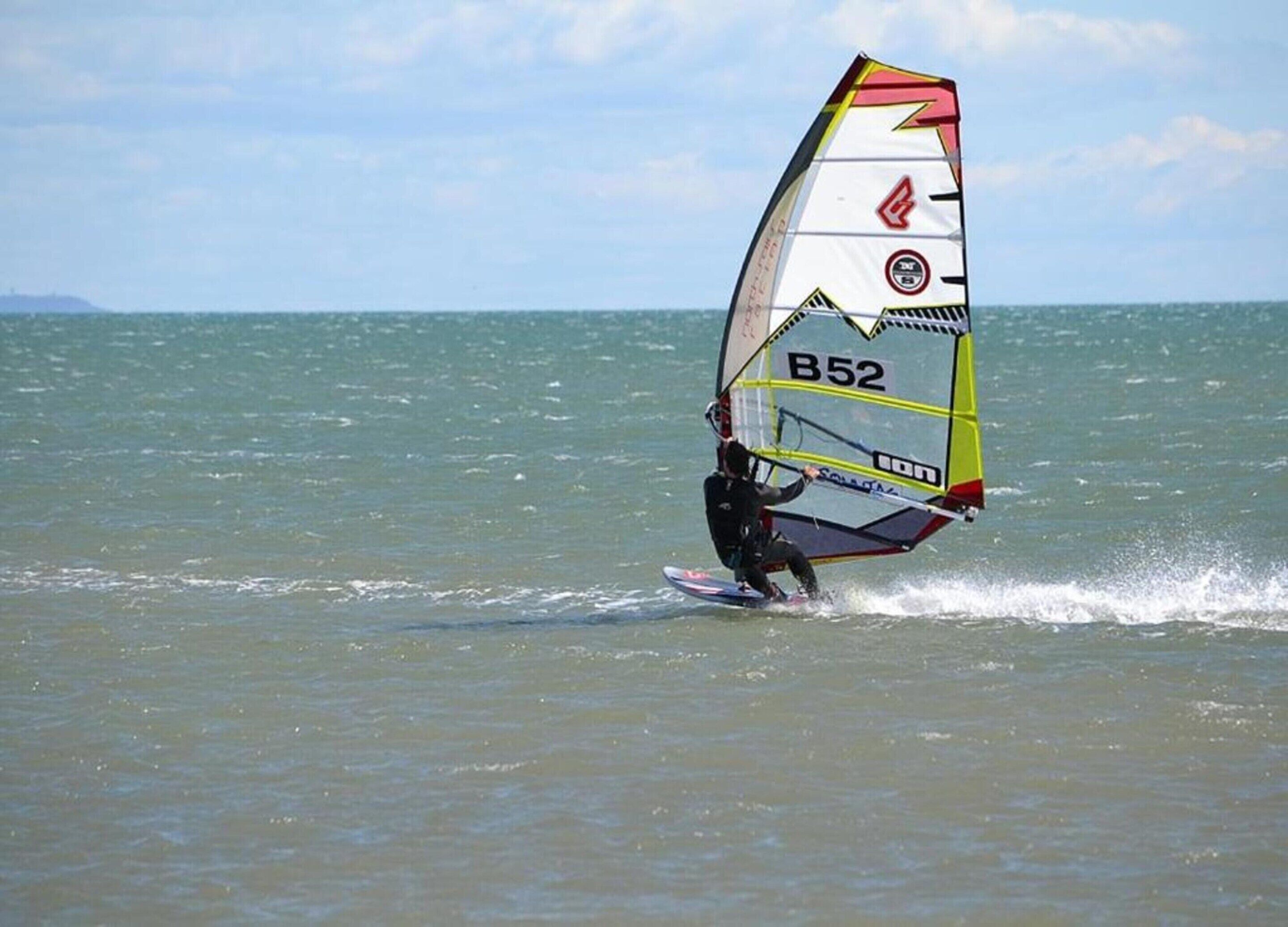Iemand windsurft op het water.