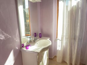 House | Bathroom - Holiday Home in Montbrun With Pool & Vineyards (Montbrun-des-Corbières)