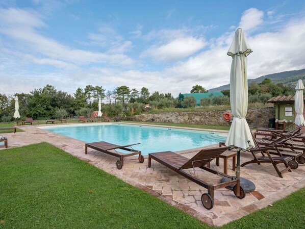 Outdoor pool - Belvilla by OYO Pomaio (Reggello)