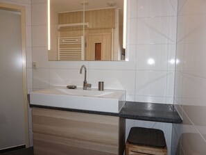 Shower - Uniquely Located Holiday Home With a View of the Marina and the Oosterschelde (Kamperland)