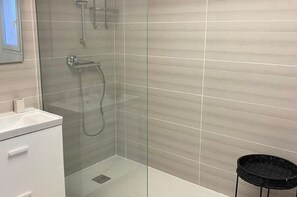House | Bathroom - Holiday Home in Frejus Near Sea and Lake (Fréjus)