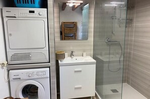 House | Bathroom - Holiday Home in Frejus Near Sea and Lake (Fréjus)