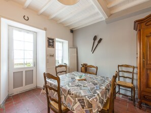 Dining - Simplistic Holiday Home in St-laurent-sur-mer With Terrace (Saint-Laurent-sur-Mer)