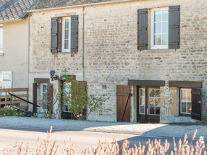 Exterior - Simplistic Holiday Home in St-laurent-sur-mer With Terrace (Saint-Laurent-sur-Mer)