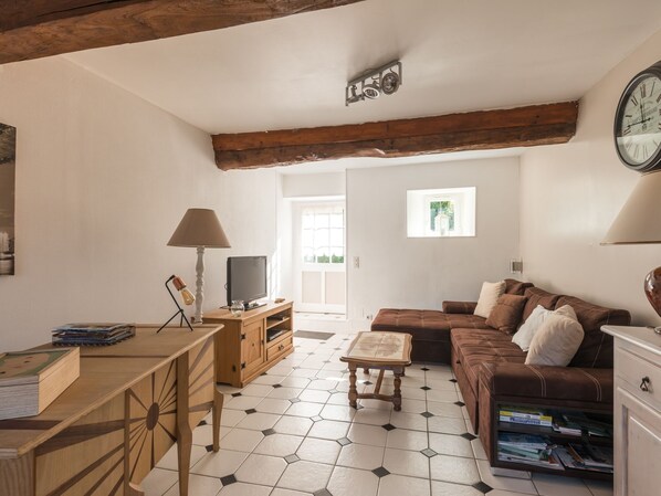 House | Living room - Simplistic Holiday Home in St-laurent-sur-mer With Terrace (Saint-Laurent-sur-Mer)
