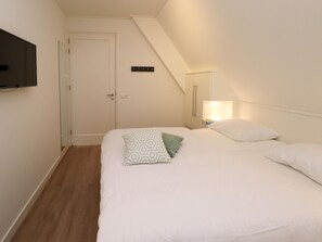 Villa | 3 bedrooms, individually furnished, iron/ironing board, bed sheets - Lakeside Villa With Terrace (Delfstrahuizen)