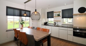 Mikroaaltouuni, vedenkeitin, ruokailupöytä