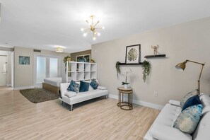 TV - Ocean Drive Apartments with Rooftop Pool, South Beach Miami (Miami Beach)