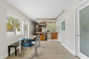 Private kitchenette - Ocean Drive Apartments with Rooftop Pool, South Beach Miami (Miami Beach)