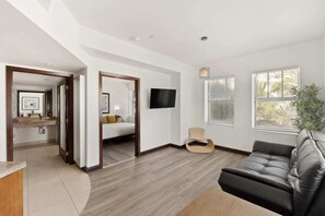 Living room | TV - Ocean Drive Apartments with Rooftop Pool, South Beach Miami (Miami Beach)