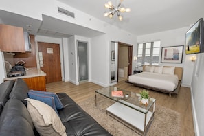 4 bedrooms, individually decorated, individually furnished, desk - Ocean Drive Apartments with Rooftop Pool, South Beach Miami (Miami Beach)