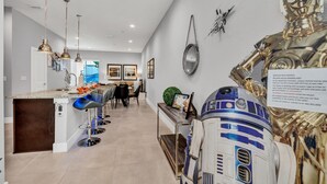 Une cuisine moderne dotée d’un bar et décorée sur le thème de Star Wars.