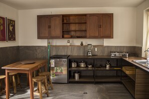 Frigorífico, cafetera o tetera, utensilios de cocina y especias