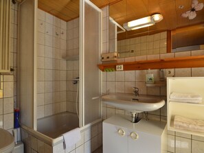Bathroom | Shower, towels