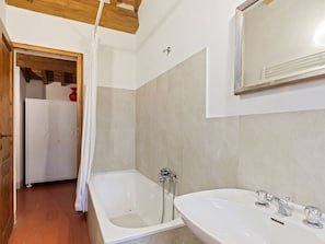 Bathtub, towels