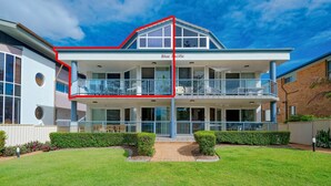 Un bâtiment à deux étages doté d’un balcon au dernier étage, portant l’inscription « Blue Pacific ».