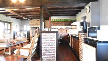 Chalet | Dapur pribadi | Mesin pembuat kopi/teh, microwave, dan mesin pencuci piring