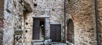 Umbria's Poolside Charm