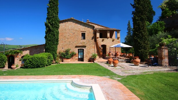 A rustic villa with a swimming pool, outdoor seating, and a well-maintained garden. - Belvilla by OYO La Verbena (Montalcino)