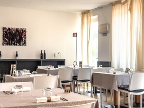 House | Dining - Apartment in Salo With Pool and Olive Groves (Salò)