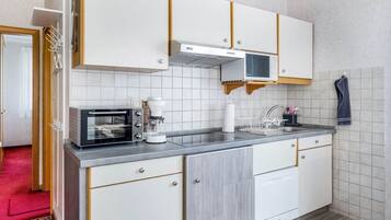 Apartment | Private kitchen | Stovetop, high chair